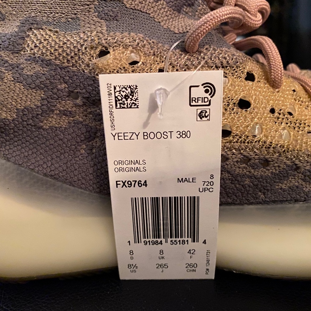 Yeezy 380 w/ Box. 8.5